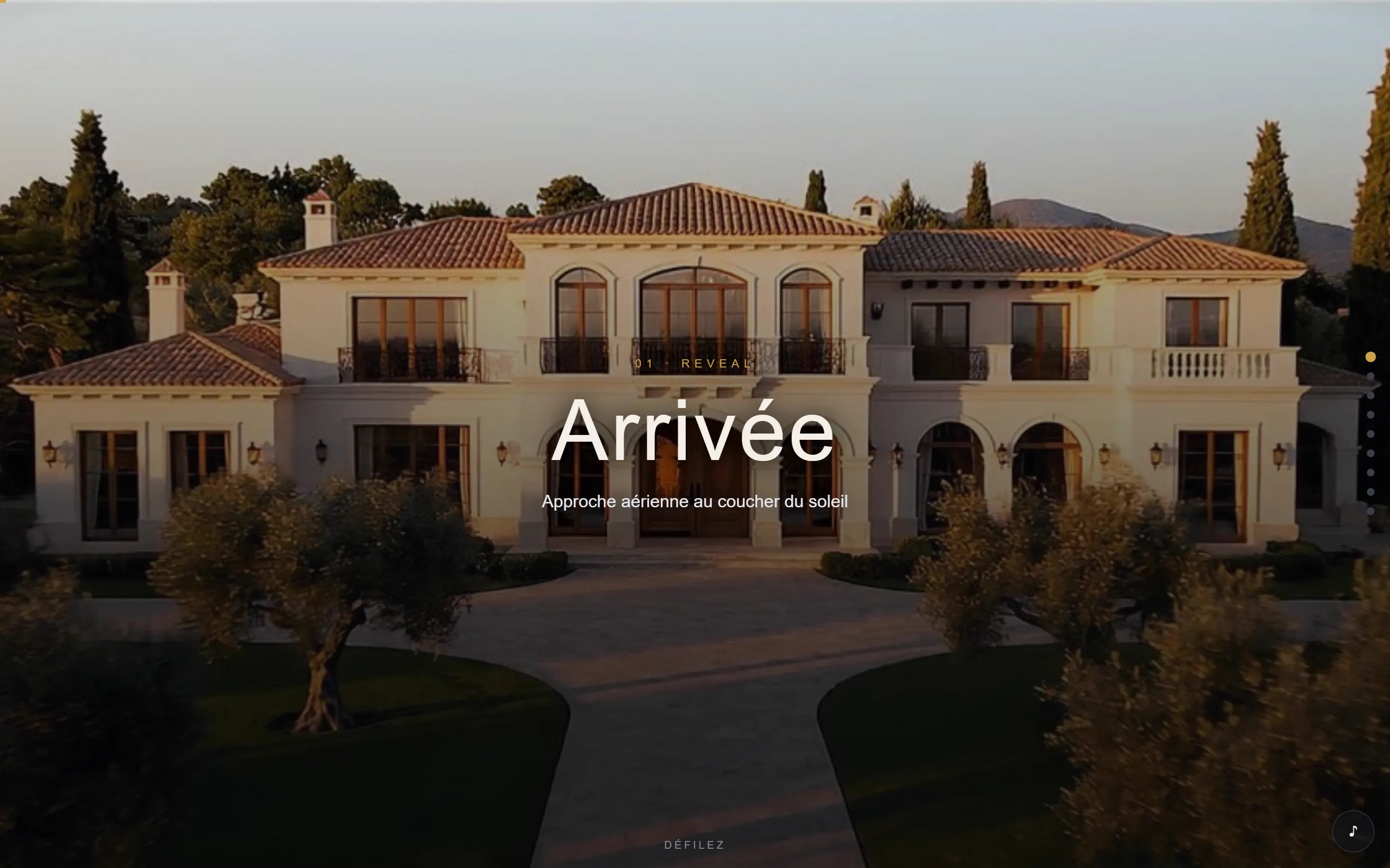 Page d'accueil de la Villa M&eacute;ridien, arriv&eacute;e a&eacute;rienne au coucher du soleil